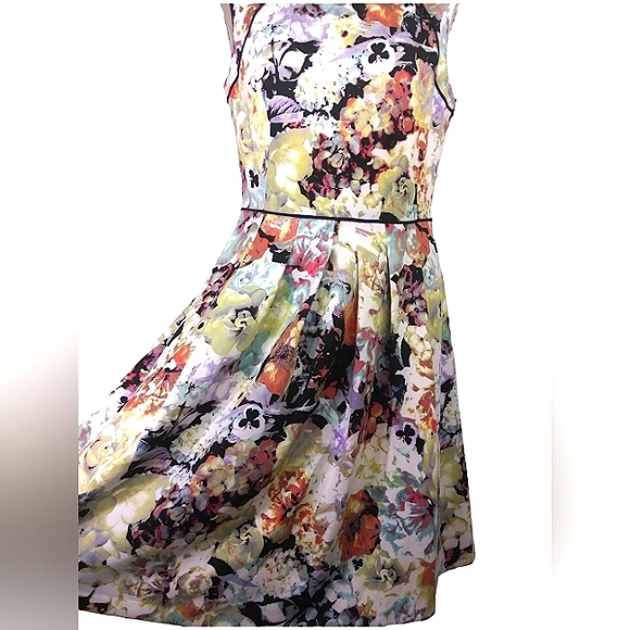 Tahari Floral fully lined lightweight pleated swing dress - Picture 5 of 10